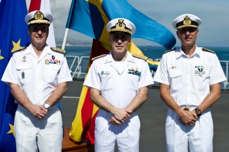 Från vänster: Amiral Överlämningen av befälet för EU Naval Force tar plats på det nederländska flaggskeppet HNLMS JOHAN DE WITT som ligger för ankar i DJIBOUTI.Den svenske styrkechefen Jonas Haggren lämnar över befälet till sin spanske efterträdare Alfonso Gomez de Cordobá. Därmed är EU NAval Force 19:e rotation formellt avlöst.