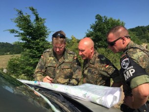 Brigadegeneral Gert-Johannes Hagemann instructing (M) the patrolling Unit in the KFOR Mission 2015 BW