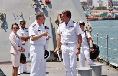 commanding-officer-of-esps-relampago-lieutenant-commander-francisco-garcia-flores-of-spanish-navy-and-commodore-hadyn-edmonson-of-royal-canadian-navy-january-16-2017